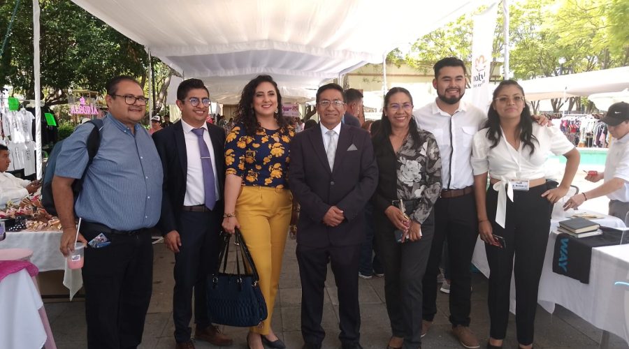 En el evento de EMPRENDIMIENTO organizado por los alumnos del segundo semestre de la Licenciatura en Administración y Desarrollo de Negocios.